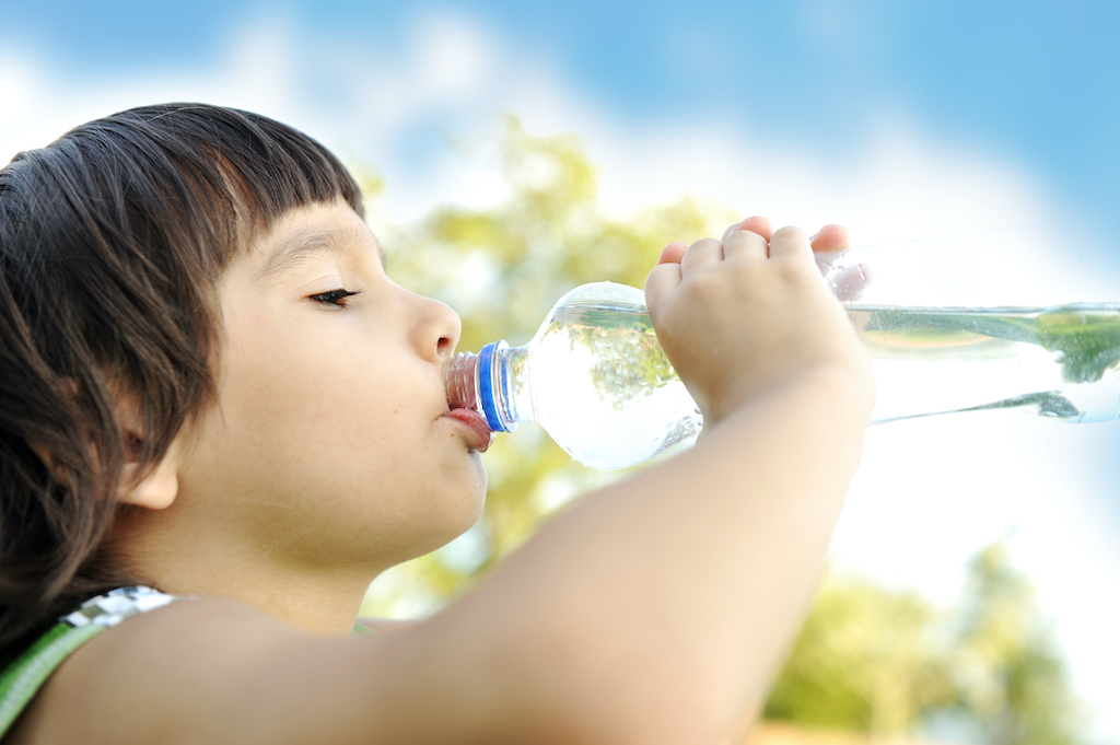 child-drinking-pure-water-detox-diet