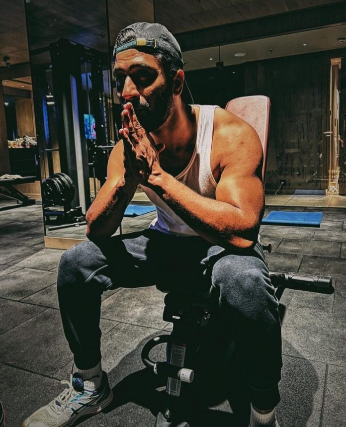 Vicky Kaushal Performs A Dumbbell Single-Leg Squat In This Blazing Workout Video; Here's Why You Should Incorporate It Into Your Routine